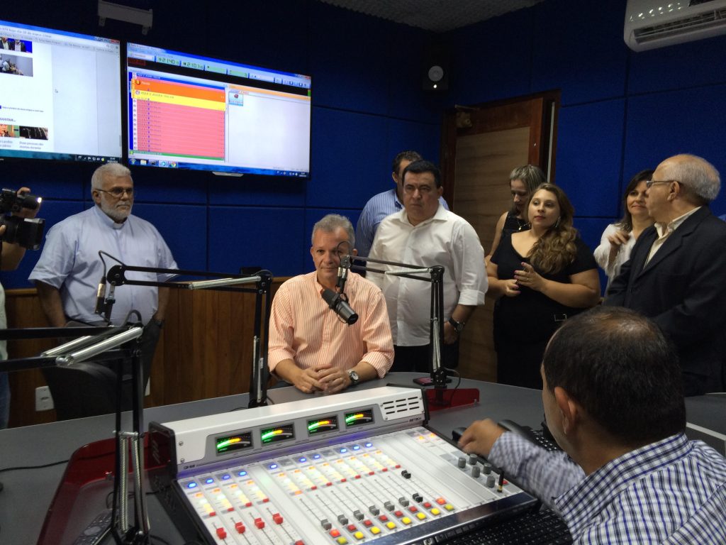 Ministro André Figueiredo dá entrevista na primeira transmissão em FM da Nova Rádio. FOTO: MC
